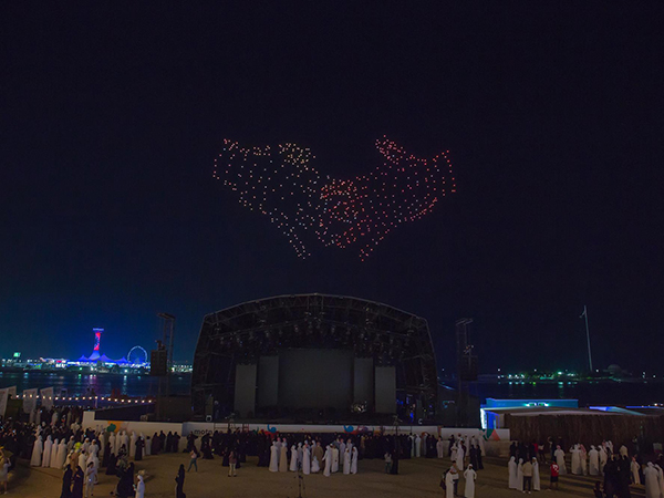 500 طائرة بدون طيار تقدم عرض "عام زايد"